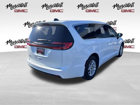 Used 2025 Chrysler Pacifica Select FWD image 3