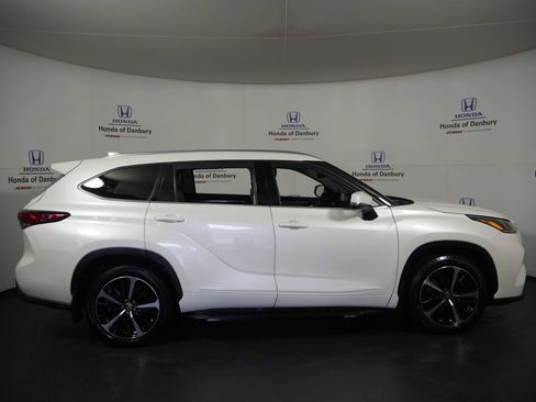 Used 2020 Toyota Highlander Limited AWD/4WD image 3