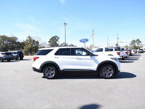 Used 2023 Ford Explorer XLT w/ Equipment Group 202A image 3