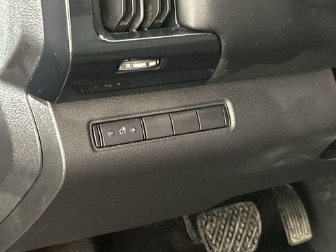 Used 2024 Nissan Pathfinder S AWD/4WD image 12