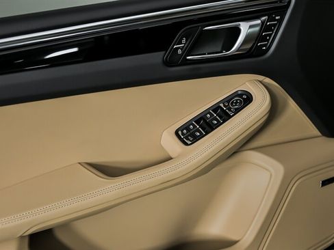 Used 2026 Porsche Macan AWD/4WD image 17