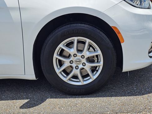 Used 2022 Chrysler Pacifica Touring-L FWD image 6