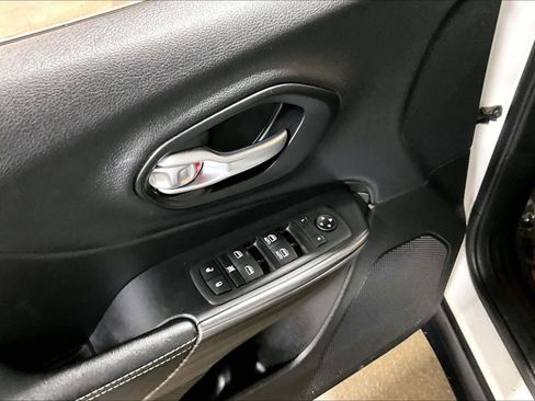 Used 2015 Jeep Cherokee Limited image 36