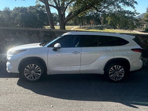 Used 2022 Toyota Highlander Platinum image 5