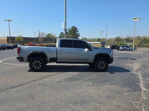Used 2024 GMC Sierra 2500 AT4X image 2