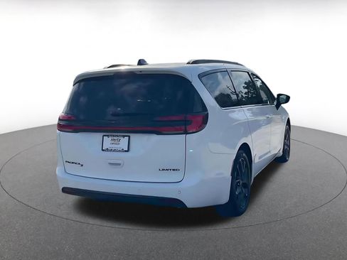 Used 2025 Chrysler Pacifica Limited image 15