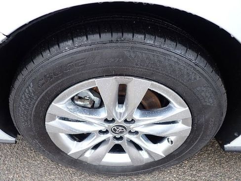 Used 2022 Toyota Sienna Limited image 12