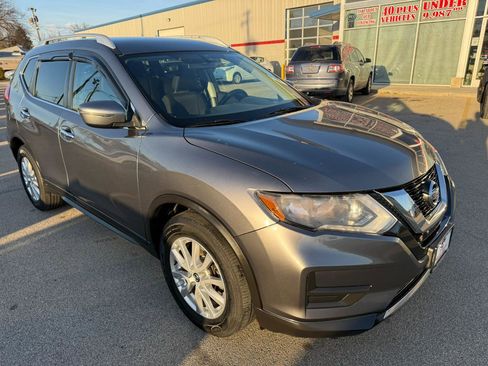 Used 2017 Nissan Rogue SV image 3