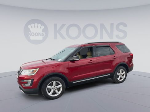 Used 2017 Ford Explorer XLT w/ Equipment Group 202A image 5