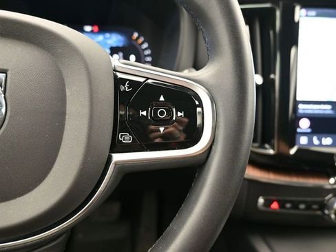 Used 2023 Volvo XC60 B5 Plus image 24
