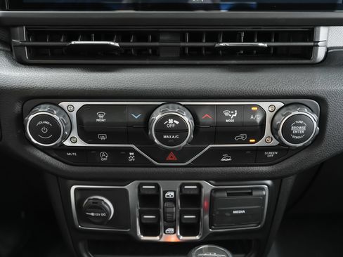 Used 2024 Jeep Gladiator Sport AWD/4WD image 16