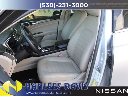 Used 2017 Ford Fusion SE w/ Fusion SE Technology Package FWD image 12
