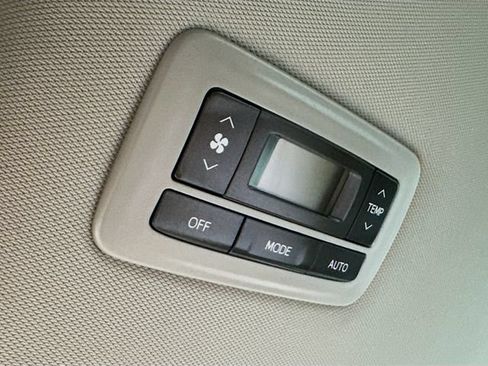 Used 2020 Toyota Sienna XLE FWD image 34