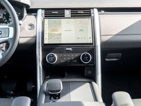 New 2025 Land Rover Discovery S image 19