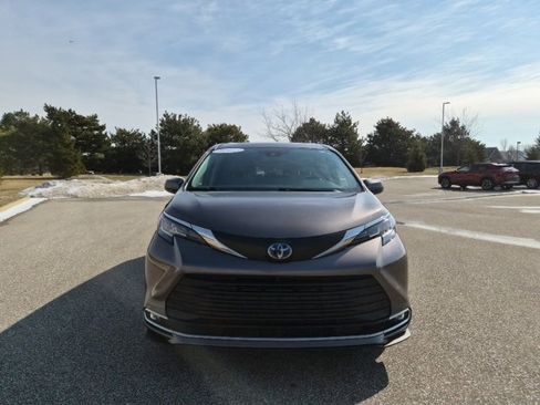 Used 2023 Toyota Sienna XLE image 2