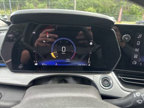 Used 2025 Chevrolet Trax LT FWD image 13