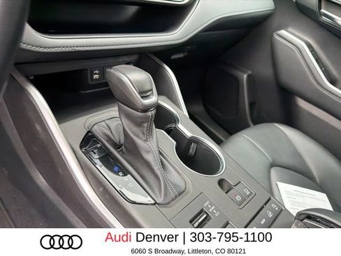 Used 2022 Toyota Highlander XLE AWD/4WD image 7