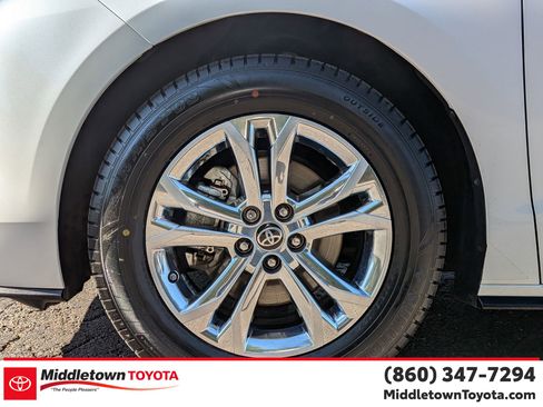 Used 2023 Toyota Sienna Platinum image 9