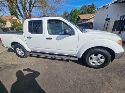 Used 2005 Nissan Frontier SE image 3