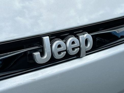 New 2025 Jeep Grand Cherokee Laredo image 18