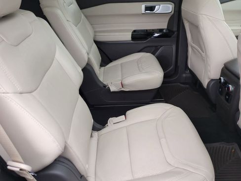 Used 2023 Ford Explorer Platinum w/ Technology Package AWD/4WD image 21