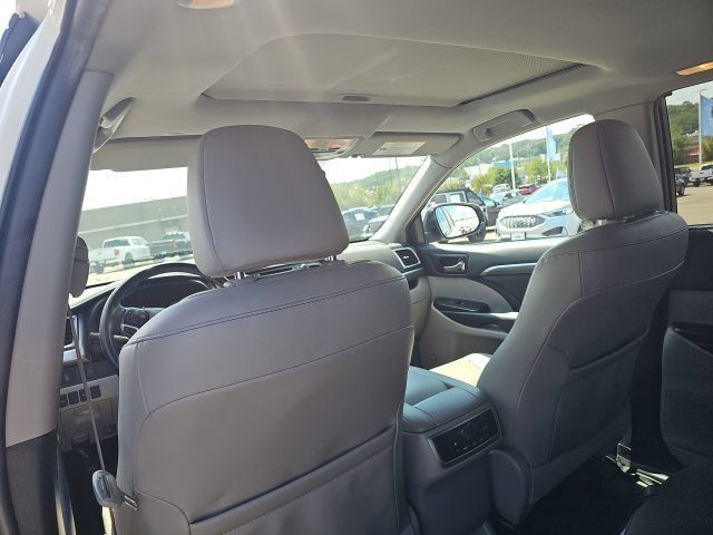 Used 2019 Toyota Highlander Limited FWD image 16