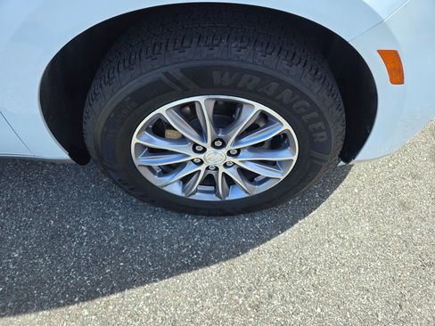 Used 2022 Buick Enclave Essence image 13