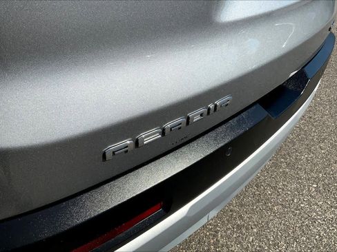 Certified 2023 GMC Acadia SLE w/ Driver Convenience Package image 32