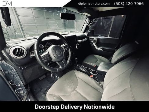 Used 2017 Jeep Wrangler Unlimited Rubicon w/ Connectivity Group AWD/4WD image 16
