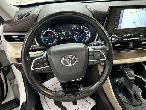 Used 2021 Toyota Highlander XLE AWD/4WD image 4