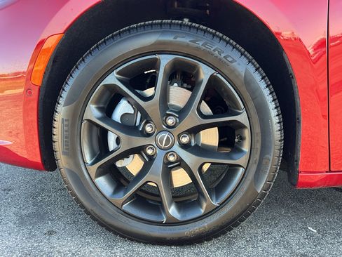 Used 2026 Chrysler Pacifica Limited w/ Uconnect Theater Family Group image 9