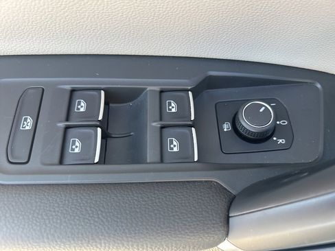 Used 2018 Volkswagen Tiguan SE image 29