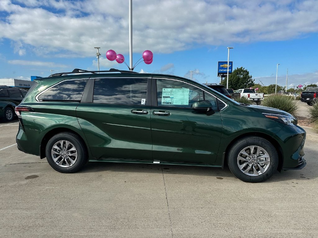 New 2026 Toyota Sienna XLE FWD image 4
