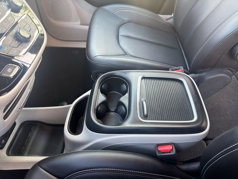 Used 2024 Chrysler Pacifica Touring-L image 28