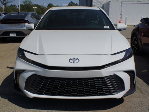 Used 2025 Toyota Camry SE w/ Convenience Package image 2