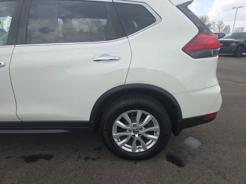 Used 2017 Nissan Rogue SV w/ SV Premium Package image 15