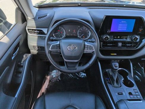 Used 2023 Toyota Highlander XLE FWD image 16