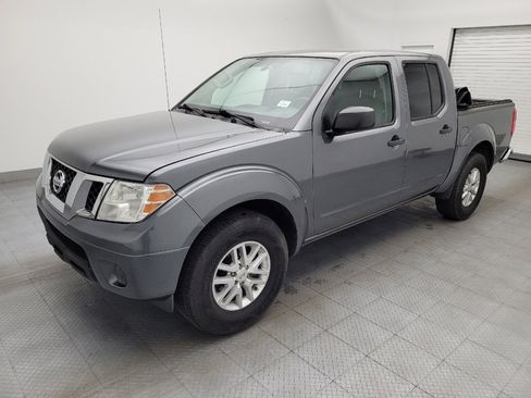 Used 2019 Nissan Frontier SV image 2