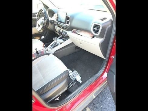 Used 2024 Hyundai Venue SEL image 12