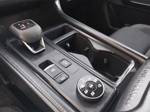 Used 2024 Nissan Pathfinder S image 19