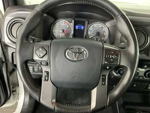 Used 2018 Toyota Tacoma TRD Sport AWD/4WD image 15