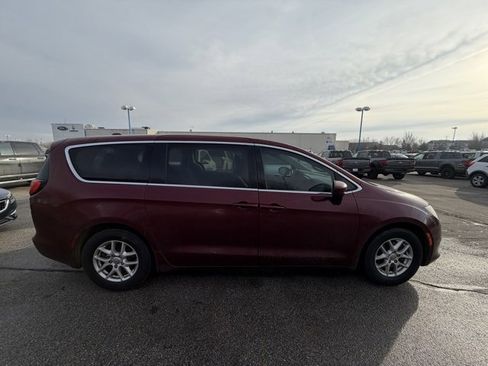 Used 2019 Chrysler Pacifica LX image 4