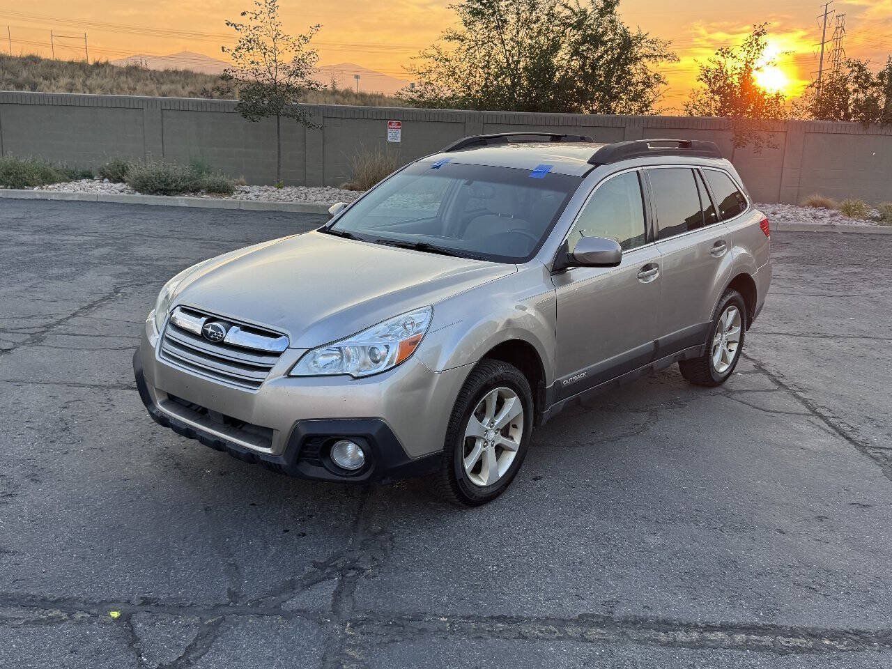 Used 2014 Subaru Outback 2.5i Premium AWD/4WD image 2