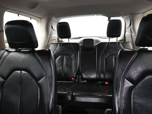 Used 2017 Chrysler Pacifica Touring-L FWD image 11