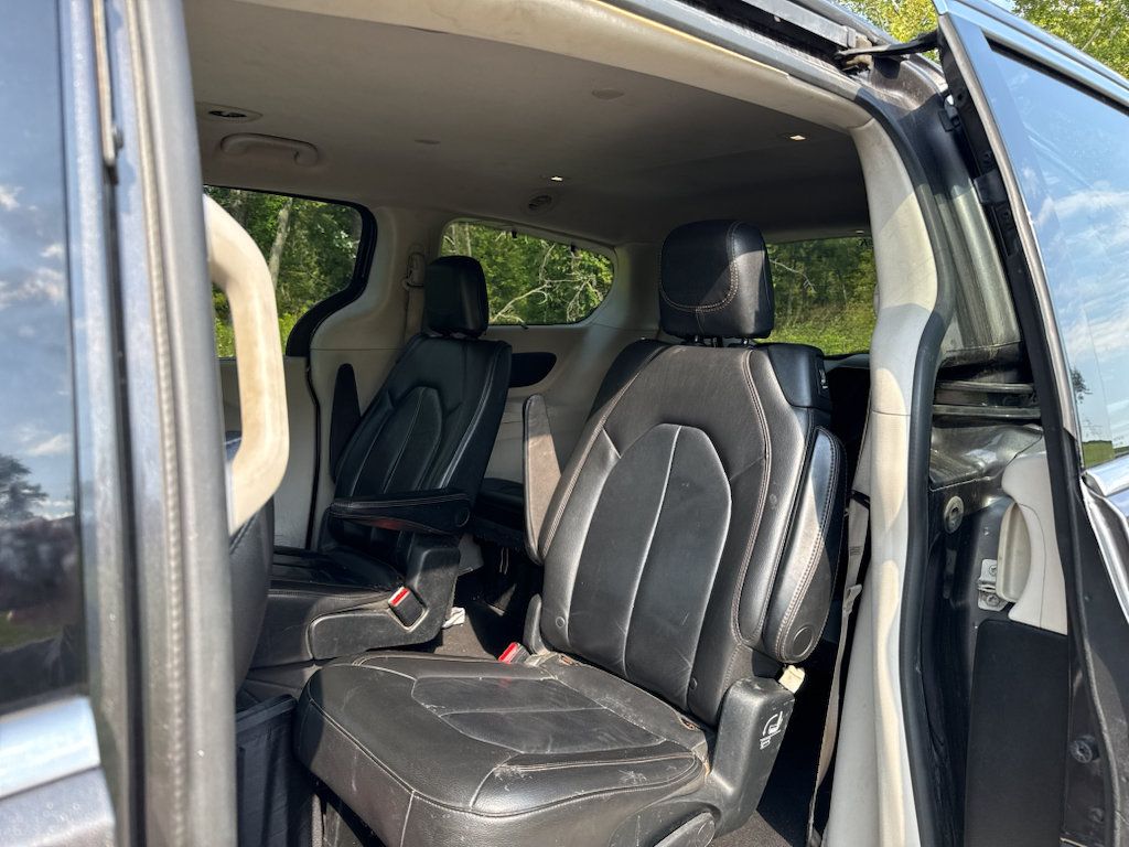 Used 2017 Chrysler Pacifica Touring-L FWD image 9