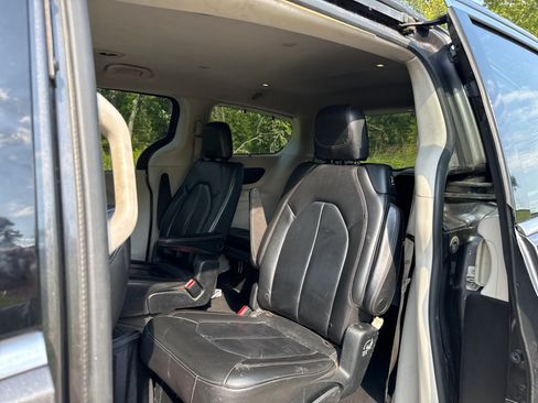 Used 2017 Chrysler Pacifica Touring-L FWD image 9