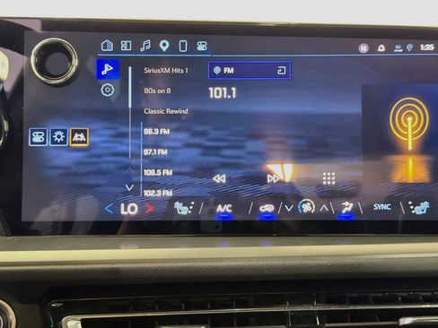 Used 2025 Chevrolet Traverse LT FWD image 19