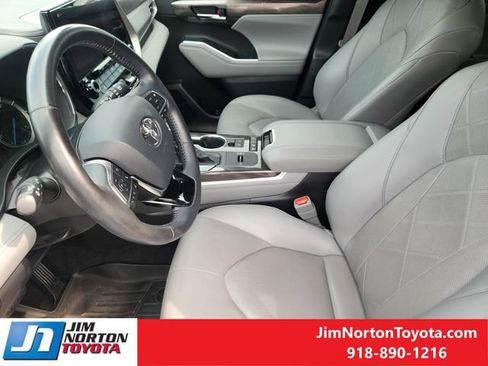 Used 2021 Toyota Highlander Platinum FWD image 14