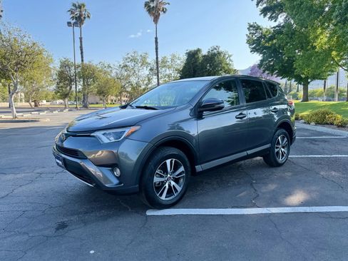 Used 2018 Toyota RAV4 XLE w/ Carpet Mat Package FWD image 8