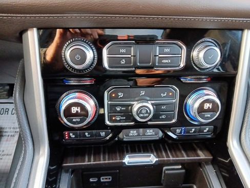 Used 2022 GMC Yukon Denali w/ Denali Premium Package image 17